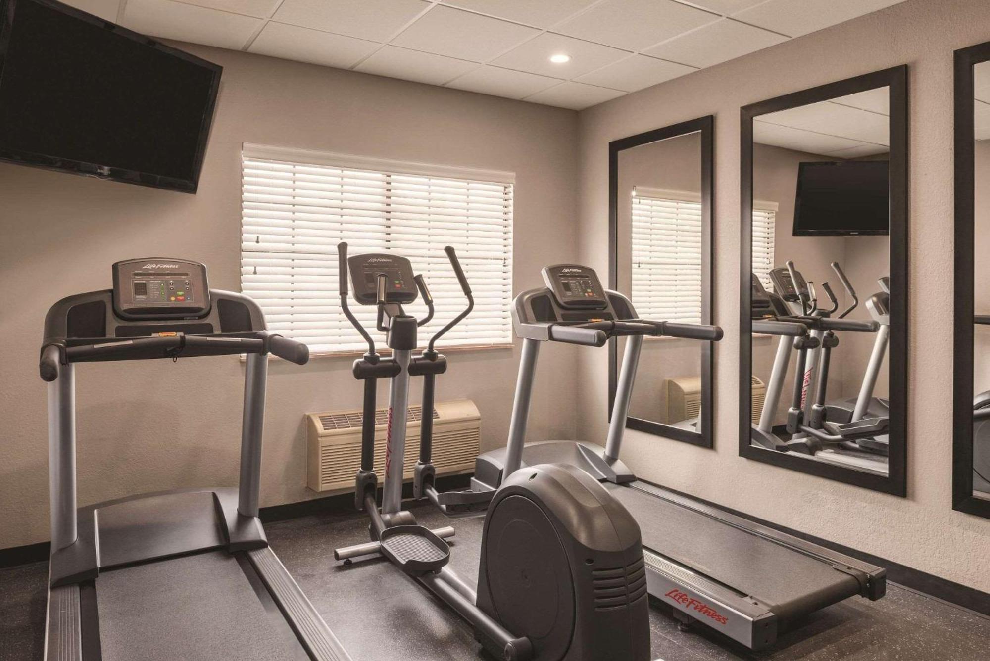 Country Inn & Suites By Radisson, Chicago-Hoffman ฮอฟฟ์แมน เอสเตทส์ ภายนอก รูปภาพ